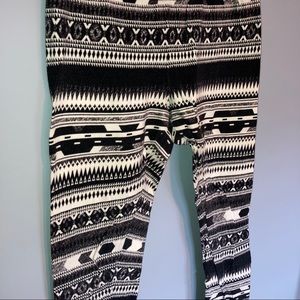 B1G1🌸 Geometric Pattern Leggings